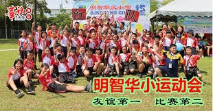 世体：巴萨主帅弗里克在西班牙小岛度假，和球迷偶遇合影